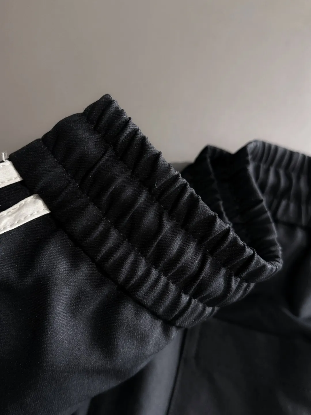 The next day shipped P195 Balenciaga 2026 summer New Arrival elastic casual pants, counter custom fabric Breathable high comfort, impeccable details, brand elements design concept, reflecting high quality. The hand feels delicate and soft! Casual cuts and awesome upper body! Sizes: S-3XL